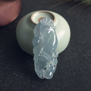 冰种淡晴水翡翠鹦鹉吊坠