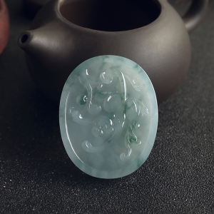 糯冰种飘花翡翠申猴吊坠