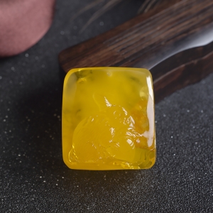 带皮鸡油黄金绞蜜卯兔吊坠