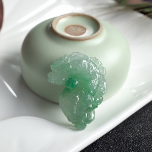 糯冰种飘翠翡翠麒麟吊坠