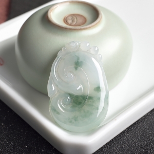 糯冰种飘花翡翠如意吊坠