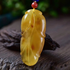 带皮鸡油黄蜜蜡金枝玉叶吊坠