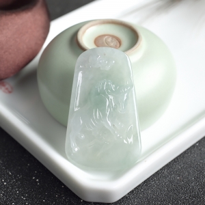 糯冰种飘翠翡翠丑牛吊坠