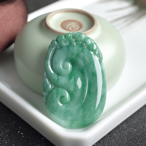 糯种飘翠翡翠如意吊坠