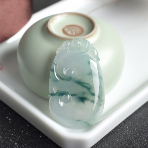 糯冰种飘花翡翠如意吊坠