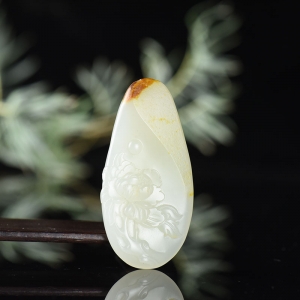 籽料和田白玉富贵牡丹吊坠