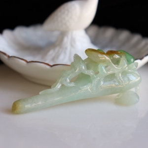 糯冰种三彩翡翠烟嘴摆件