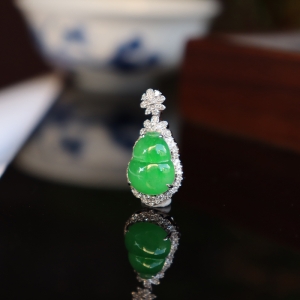 18k糯冰种翠绿翡翠葫芦吊坠