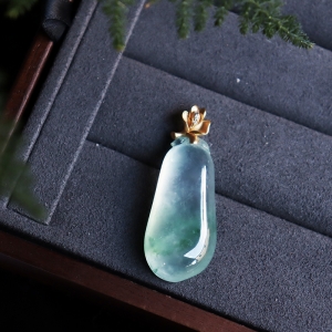 18k高冰种飘花翡翠福瓜吊坠