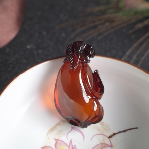 血珀玉兰花吊坠