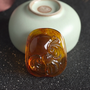 金珀福在眼前吊坠