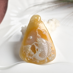 糯种俏色翡翠年年有余吊坠