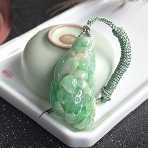 糯种飘翠翡翠连年有余吊坠