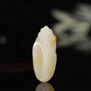 籽料和田黄皮白玉瑞兽吊坠