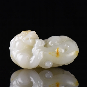 籽料和田红皮白玉貔貅把件