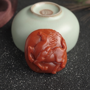 柿子红南红午马吊坠
