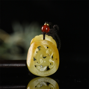 籽料和田玉黄沁瓦当虎吊坠