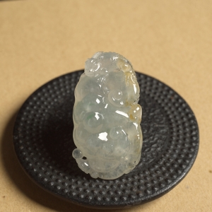 糯冰种飘黄翡翡翠蜥蜴吊坠