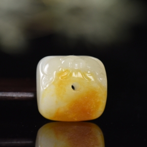 籽料和田白玉守护吊坠