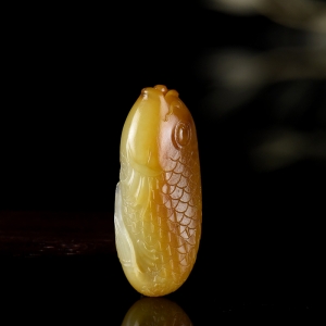 籽料和田玉黄沁年年有余吊坠