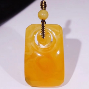 鸡油黄蜜蜡方牌吊坠