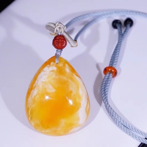 鸡油红蜜蜡水滴吊坠