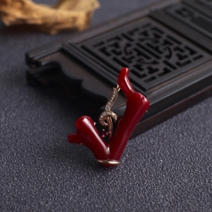 18K阿卡牛血红珊瑚树枝吊坠