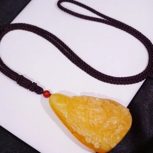 鸡油黄蜜蜡鱼戏莲花吊坠
