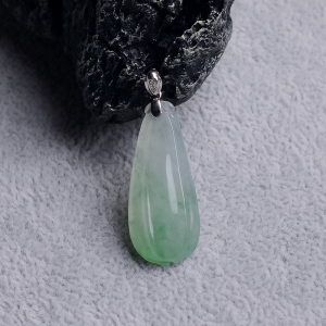 18k糯冰种飘翠翡翠福瓜吊坠