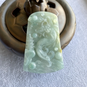 糯冰种三彩翡翠独占鳌头吊坠