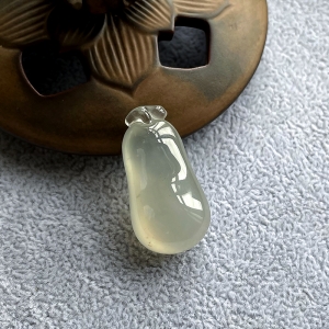 高冰种翡翠福瓜吊坠