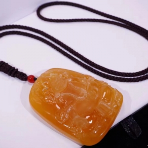 鸡油红蜜蜡黄财神吊坠