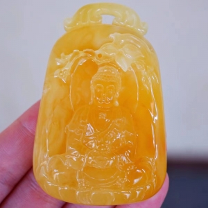 鸡油黄蜜蜡大日如来吊坠