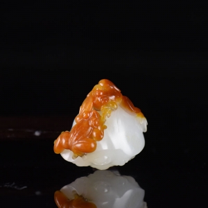 俏色籽料和田玉呱呱来财吊坠