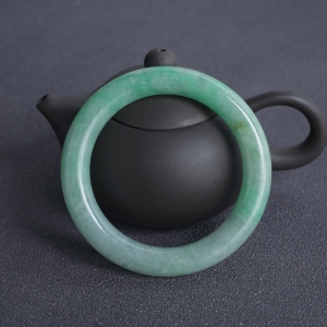 58mm糯冰种豆绿翡翠圆镯