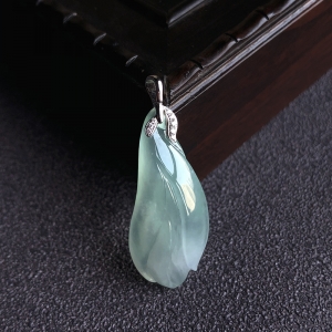 18K糯冰种浅绿翡翠玉兰花吊坠