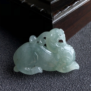 糯冰种浅绿翡翠貔貅吊坠