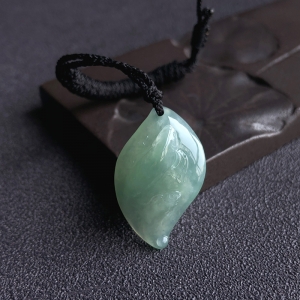 糯冰种浅绿翡翠年年有余吊坠