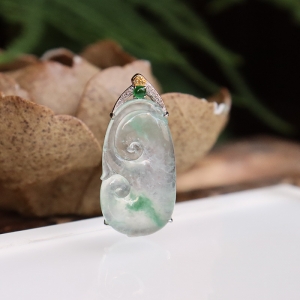 18k高冰种飘花翡翠如意吊坠