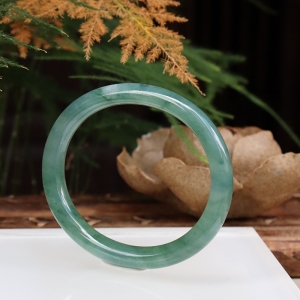 55.5mm糯冰种飘花翡翠贵妃圆镯