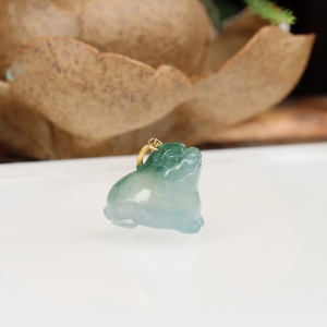 18k冰种飘花翡翠麒麟吊坠