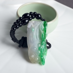 糯冰种飘翠翡翠呱呱来财吊坠