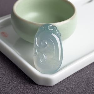 糯冰种浅绿翡翠如意吊坠