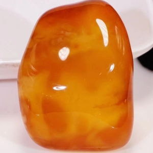鸡油黄蜜蜡随形吊坠
