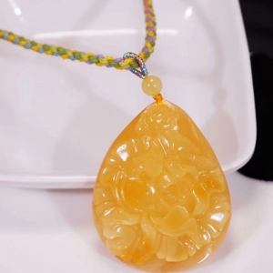 鸡油黄蜜蜡牡丹吊坠