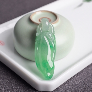 糯冰种飘翠翡翠福瓜吊坠