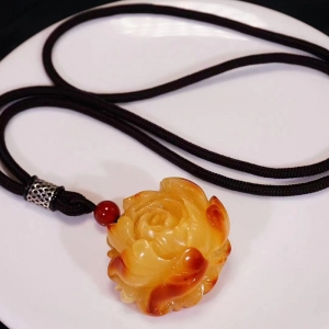 带皮鸡油黄蜜蜡牡丹花吊坠
