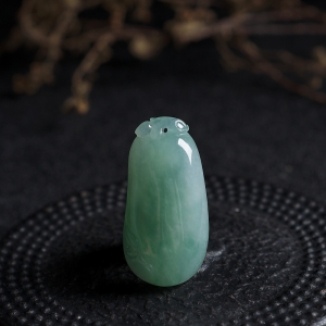 糯冰种浅绿翡翠福瓜吊坠