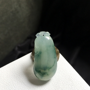 糯冰种飘花翡翠福瓜吊坠