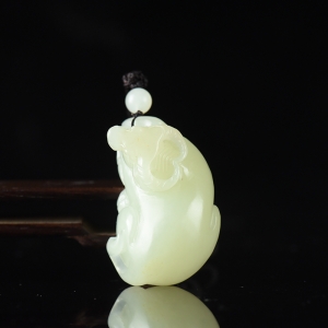 山料和田白玉牛吊坠
